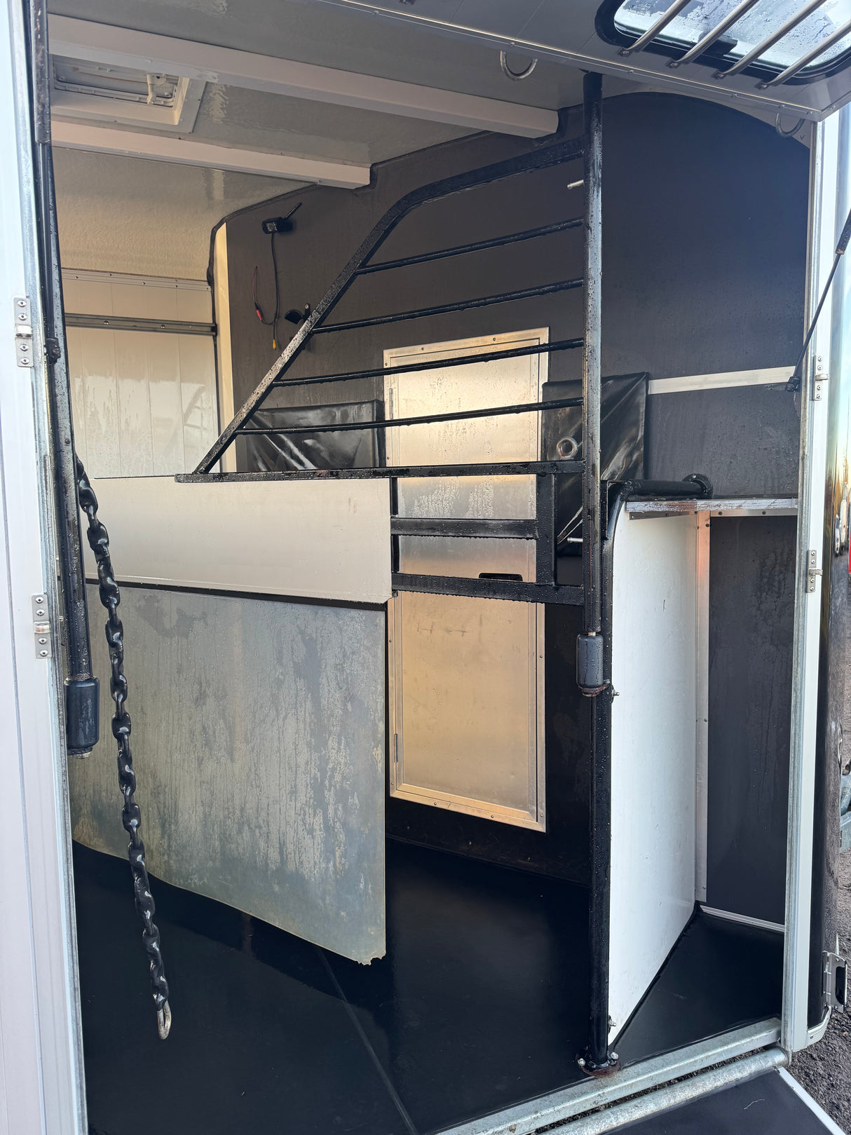 SOLD Cheval Liberte Maxi 4 Optimax Diagonal Loading Large Horse Trailer Herringbone With Tack Room