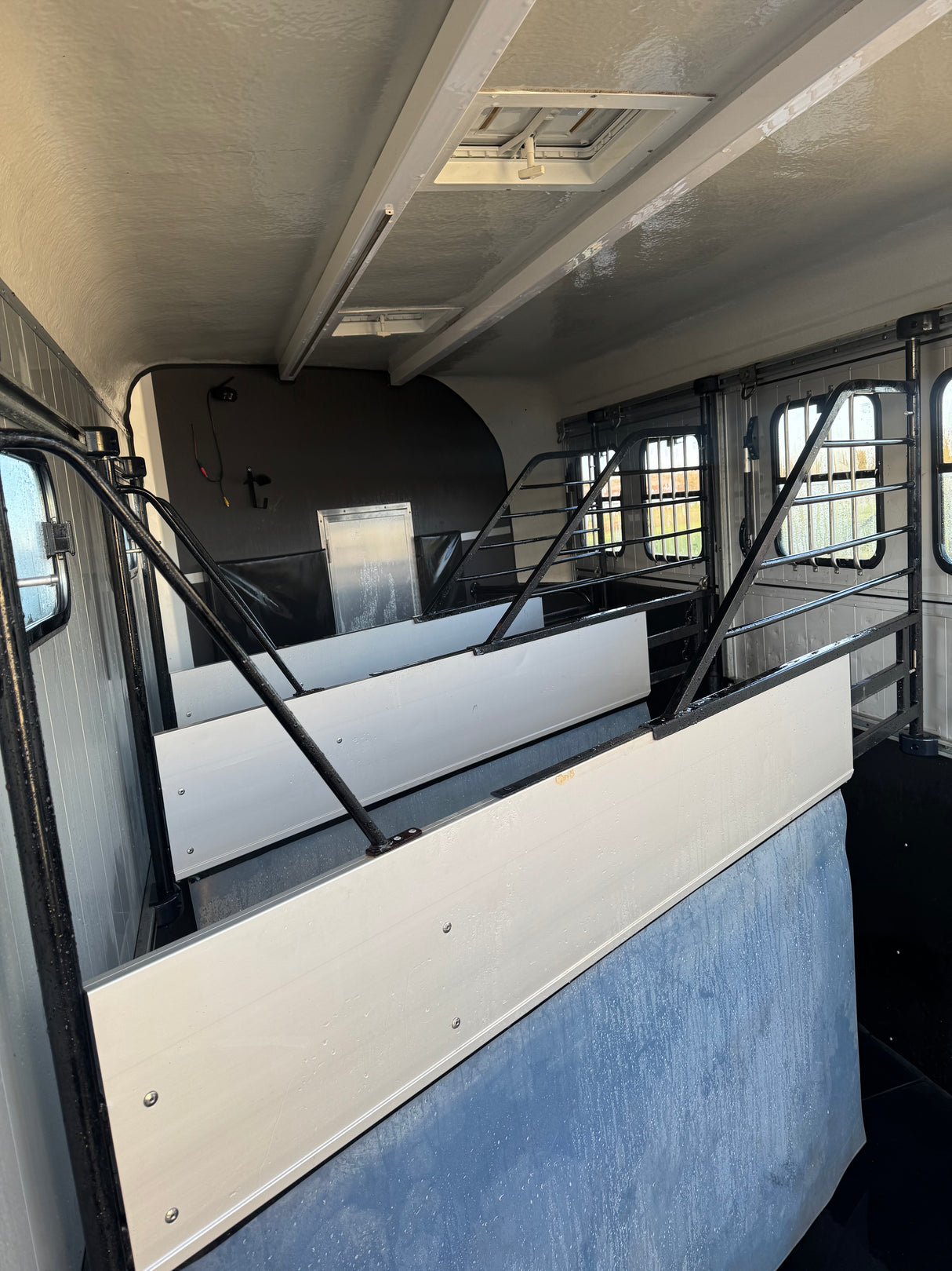 SOLD Cheval Liberte Maxi 4 Optimax Diagonal Loading Large Horse Trailer Herringbone With Tack Room