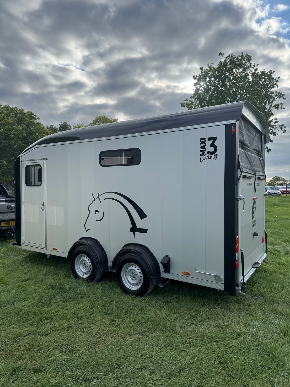 Cheval Liberte MAXI Living Signature Diagonal Loading Large Horse Trailer Herringbone