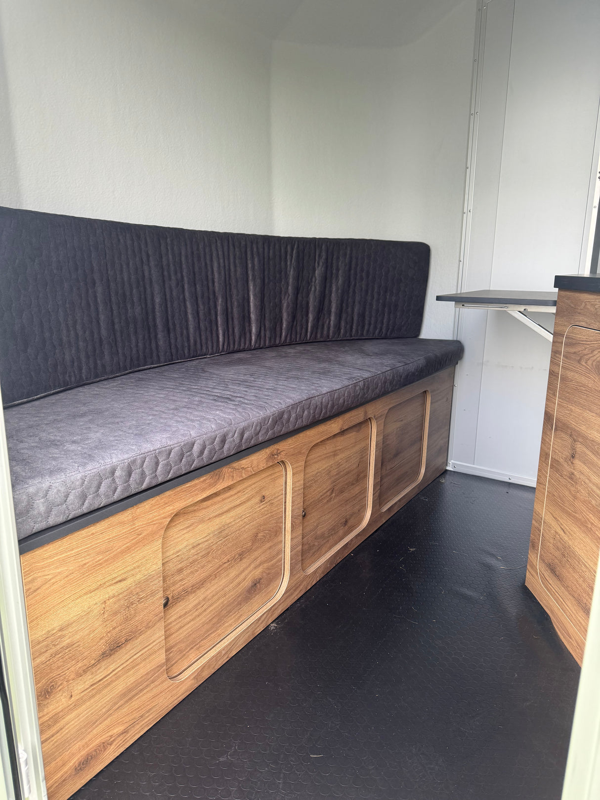 Cheval Liberte MAXI Living Signature Diagonal Loading Large Horse Trailer Herringbone