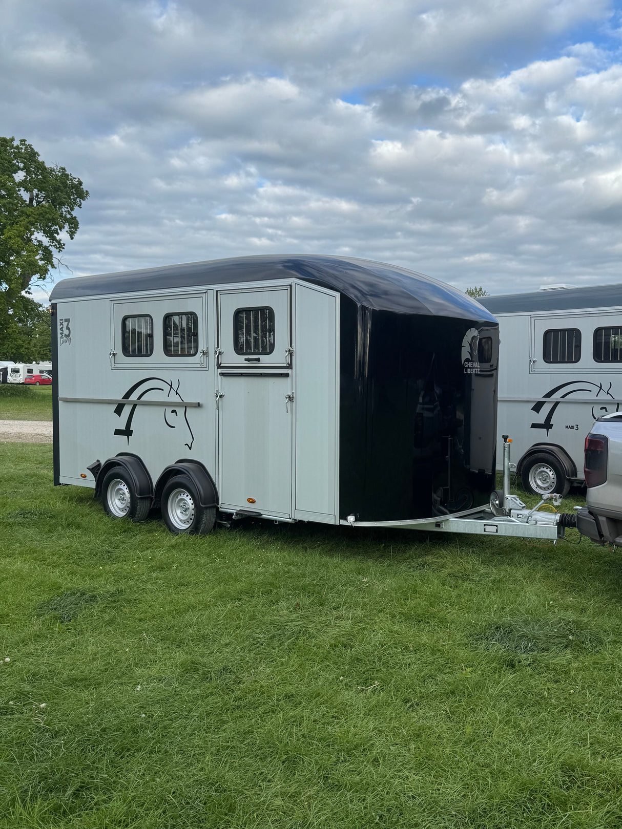 Cheval Liberte MAXI Living Signature Diagonal Loading Large Horse Trailer Herringbone