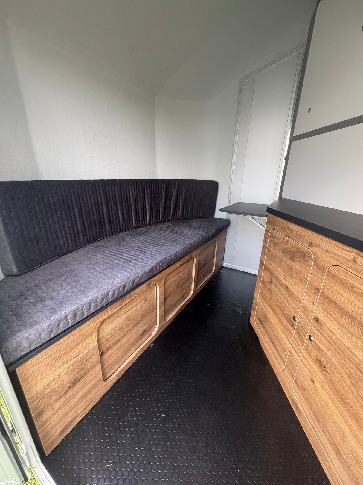 Cheval Liberte MAXI Living Signature Diagonal Loading Large Horse Trailer Herringbone