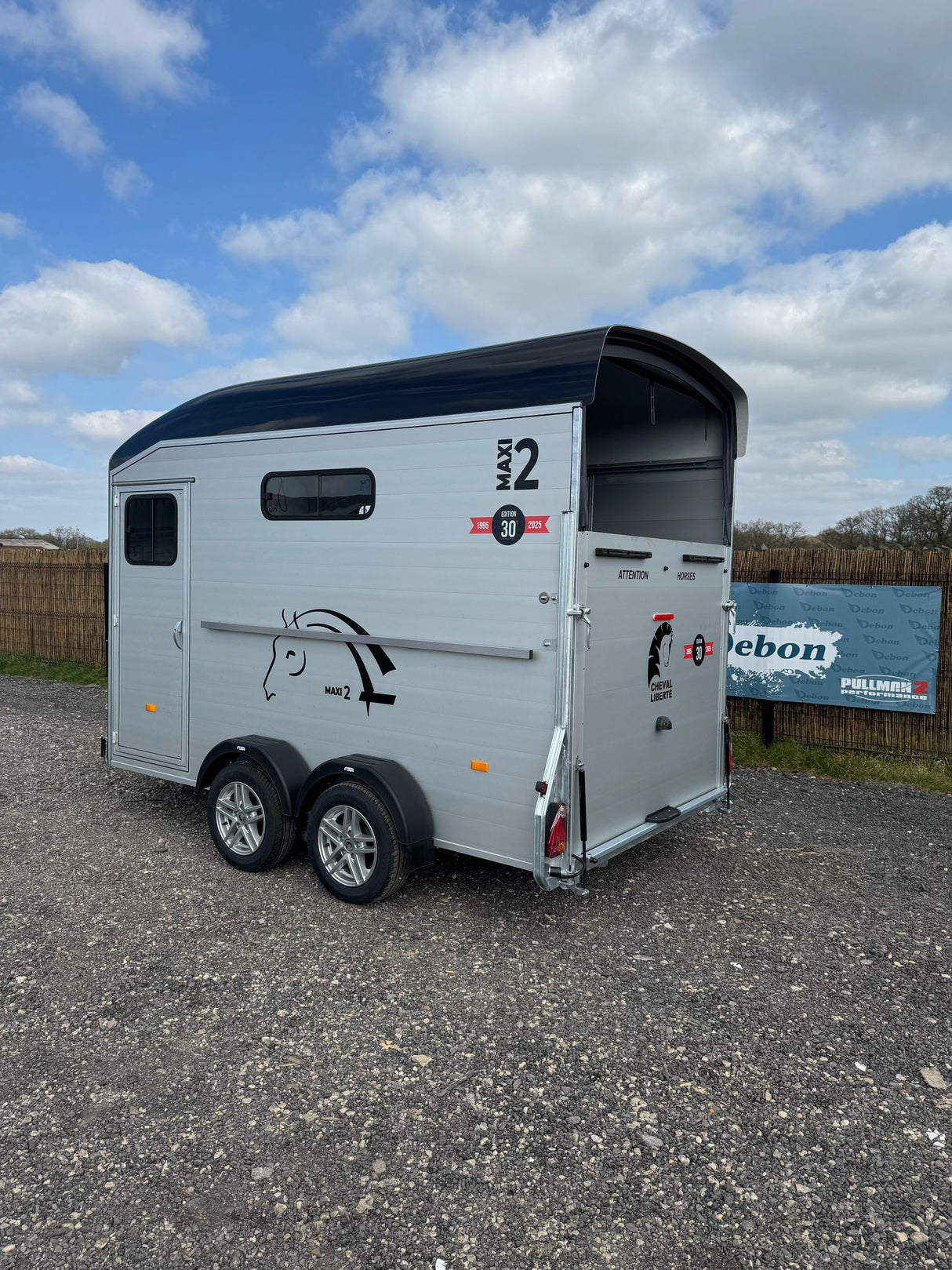 Cheval Liberte MAXI 2 Diagonal Loading Large Double Horse Trailer Herringbone With Built-in Tack Room
