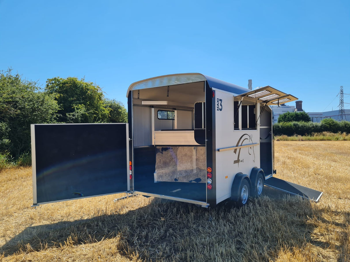 Cheval Liberte MAXI 3 Diagonal Loading Large Horse Trailer Herringbone With Built-in Tack Room