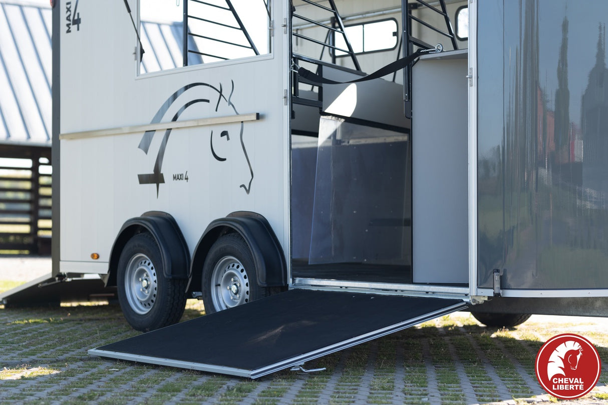 Cheval Liberte MAXI 4 Diagonal Loading Large Horse Trailer Herringbone With Built-in Tack Room