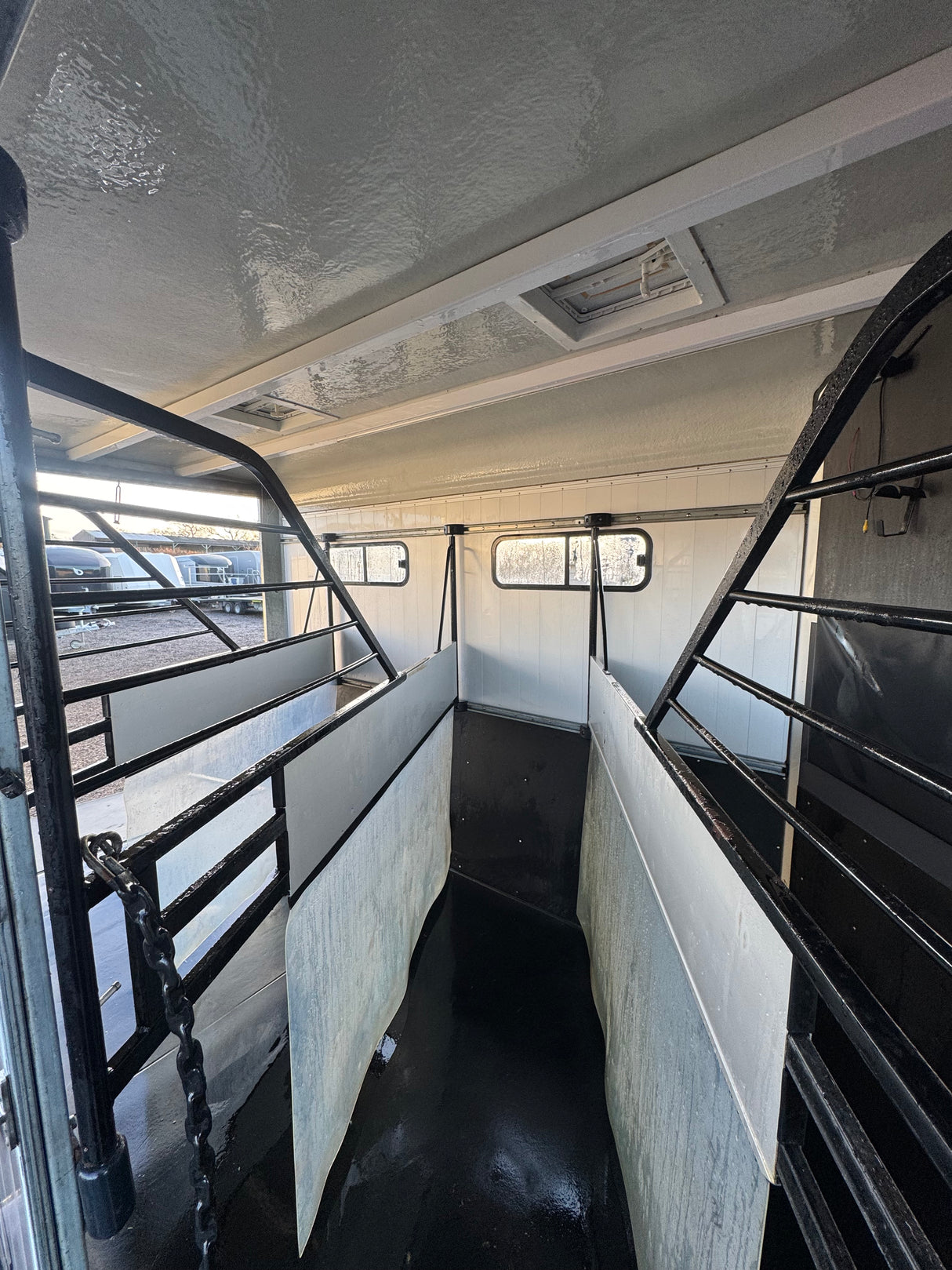 SOLD Cheval Liberte Maxi 4 Optimax Diagonal Loading Large Horse Trailer Herringbone With Tack Room