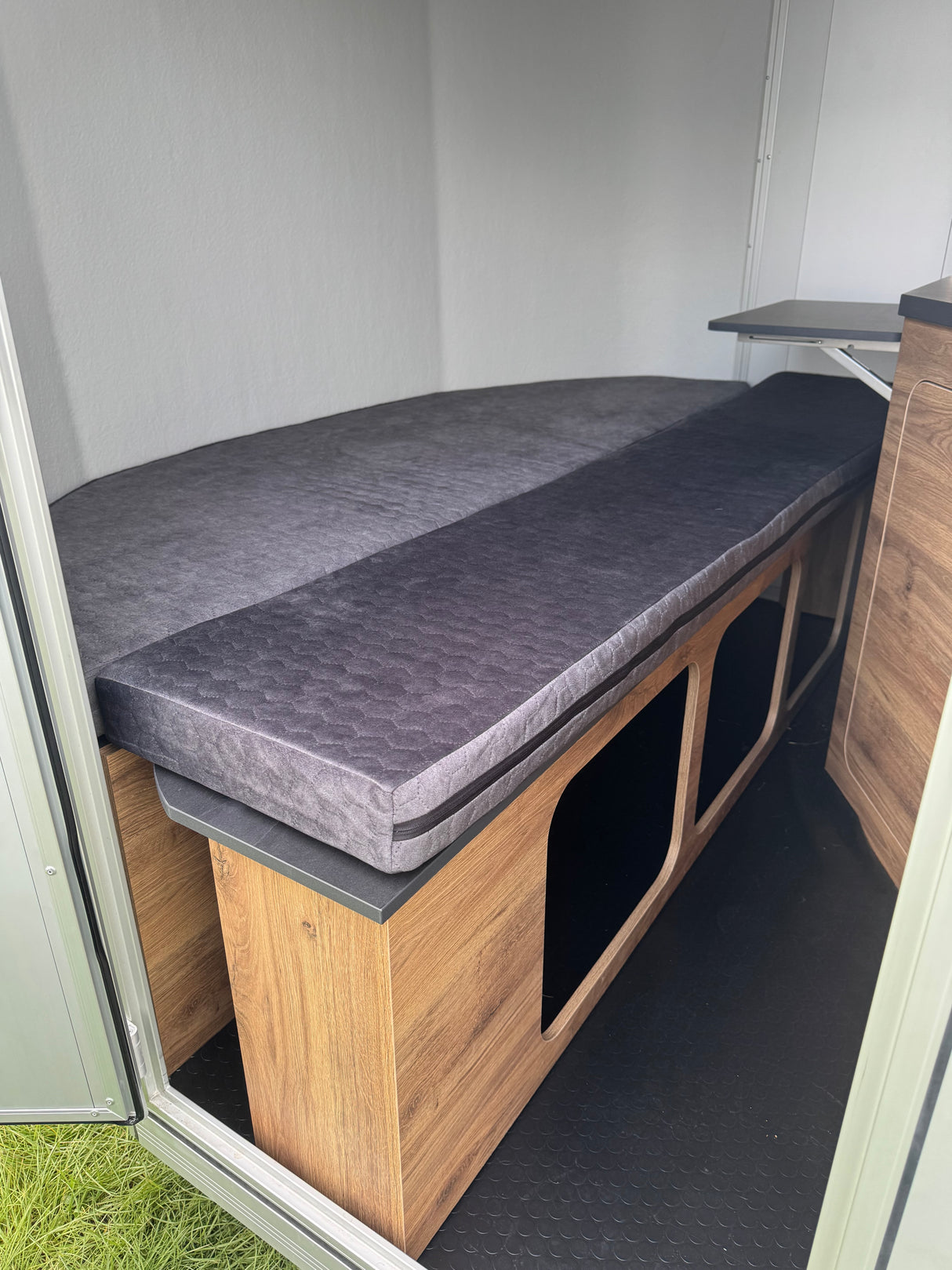 Cheval Liberte MAXI Living Signature Diagonal Loading Large Horse Trailer Herringbone
