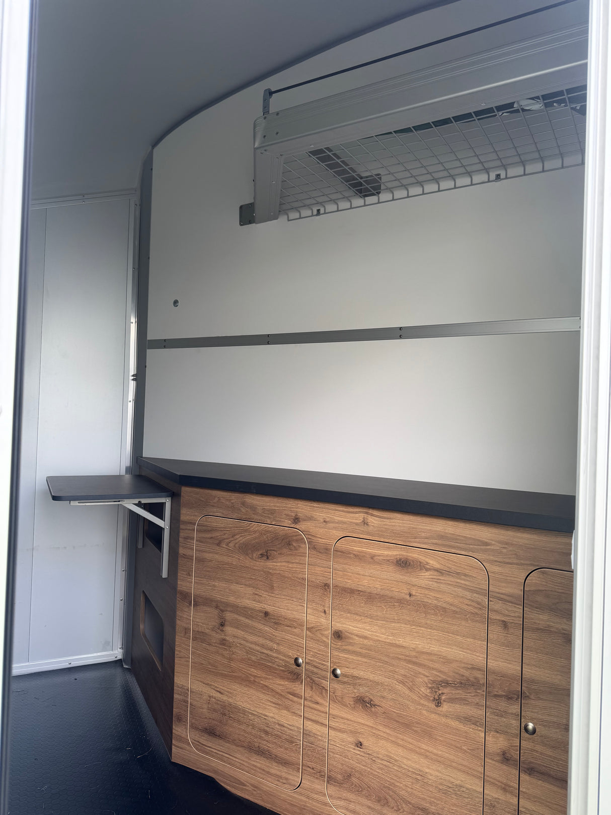 Cheval Liberte MAXI Living Signature Diagonal Loading Large Horse Trailer Herringbone