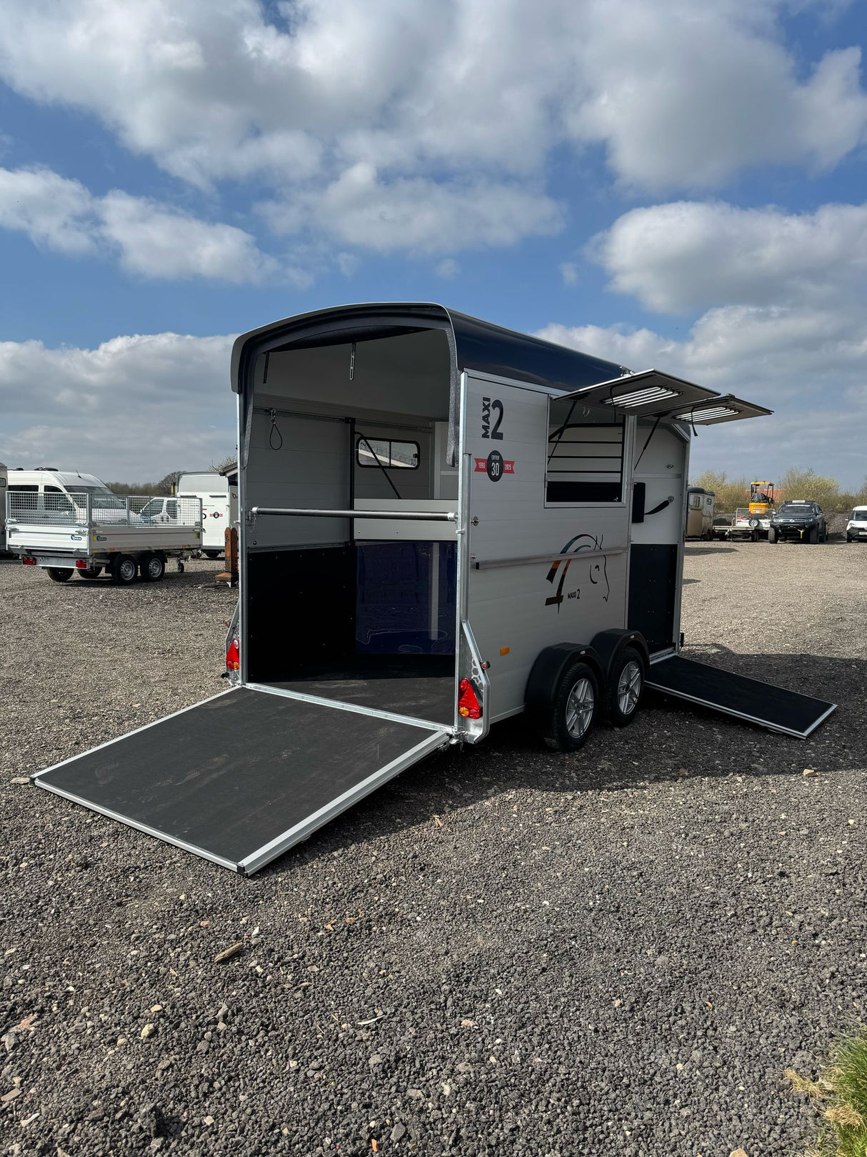 Cheval Liberte MAXI 2 Diagonal Loading Large Double Horse Trailer Herringbone With Built-in Tack Room