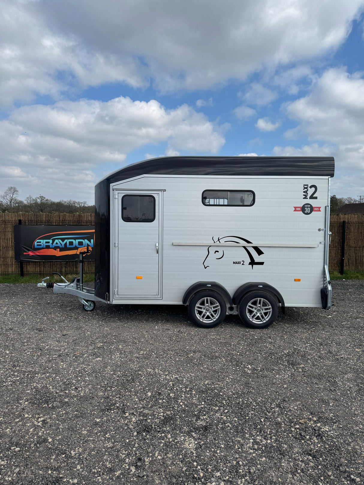 Cheval Liberte MAXI 2 Diagonal Loading Large Double Horse Trailer Herringbone With Built-in Tack Room