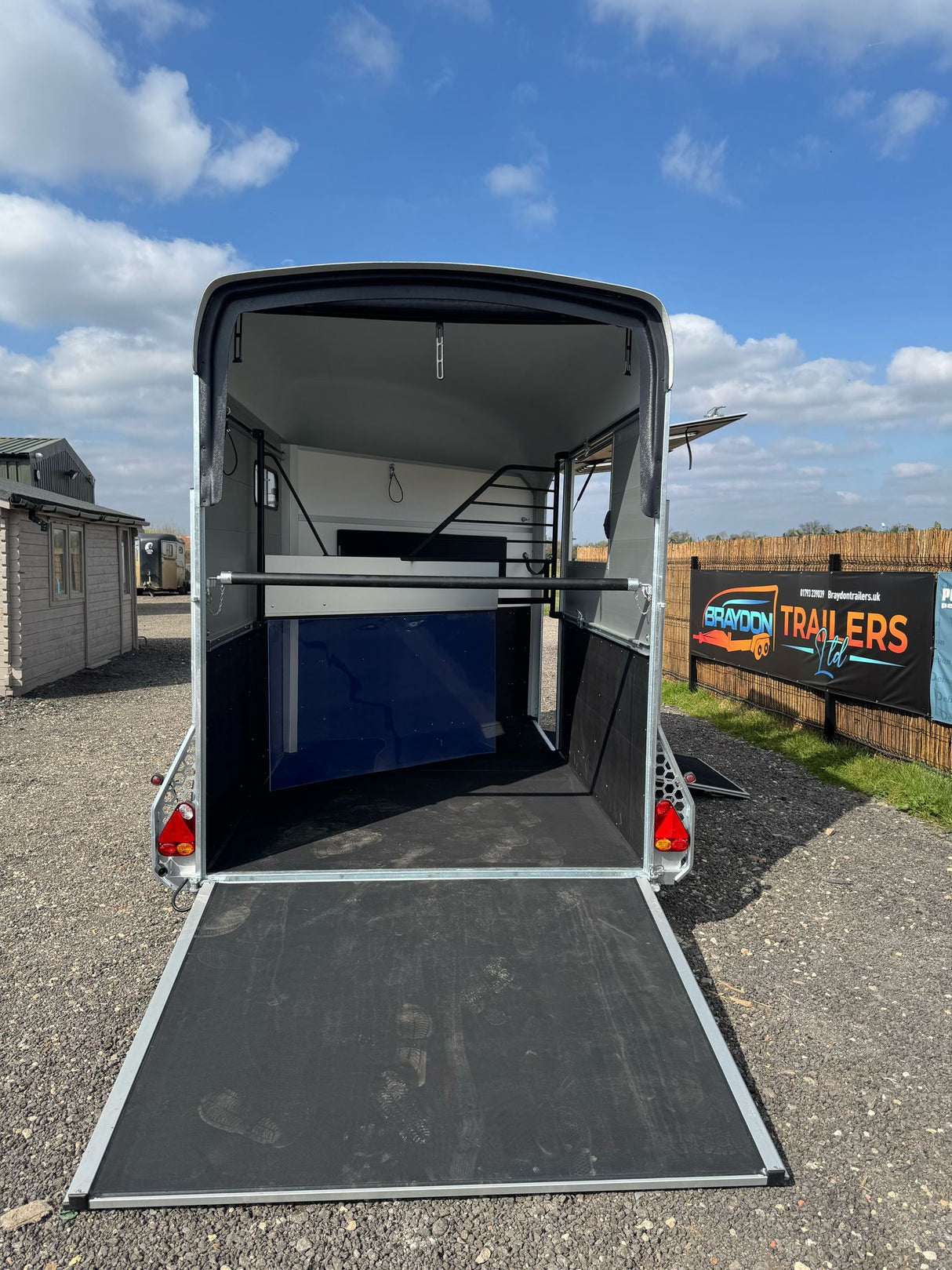 Cheval Liberte MAXI 2 Diagonal Loading Large Double Horse Trailer Herringbone With Built-in Tack Room