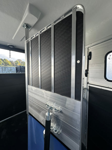 Cheval Liberté Black plastic cover for head partition – Touring – CZ000841