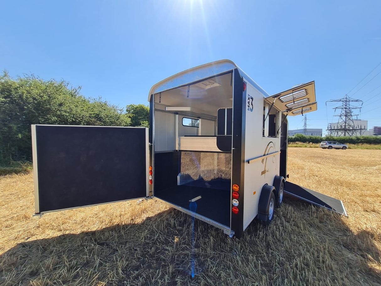 Cheval Liberte MAXI 3 Diagonal Loading Large Horse Trailer Herringbone With Built-in Tack Room
