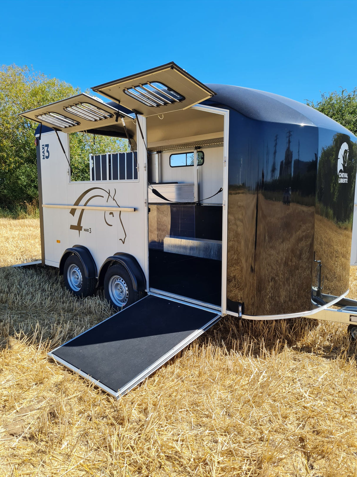 Cheval Liberte MAXI 3 Diagonal Loading Large Horse Trailer Herringbone With Built-in Tack Room