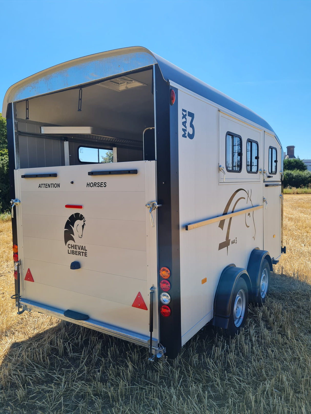 Cheval Liberte MAXI 3 Diagonal Loading Large Horse Trailer Herringbone With Built-in Tack Room